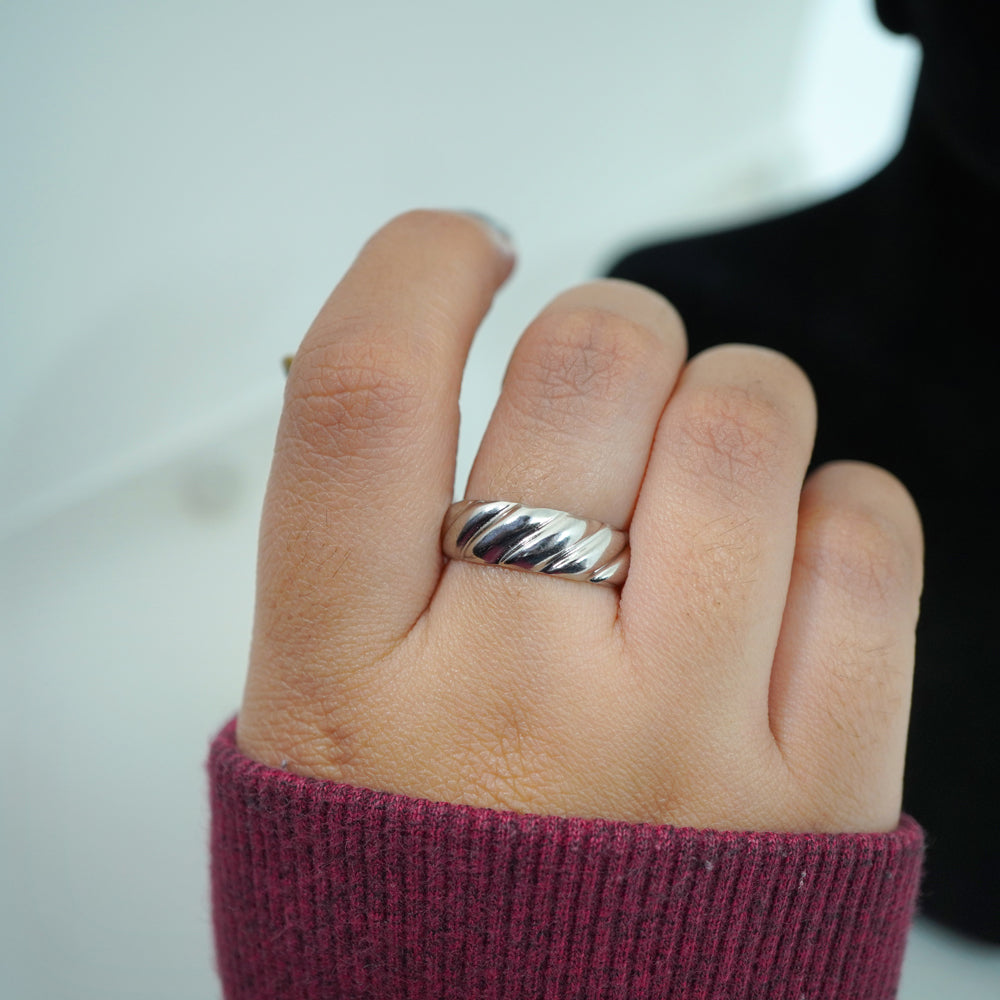 SG FASHION VAULT ADJUSTABLE CROSSIANT RING