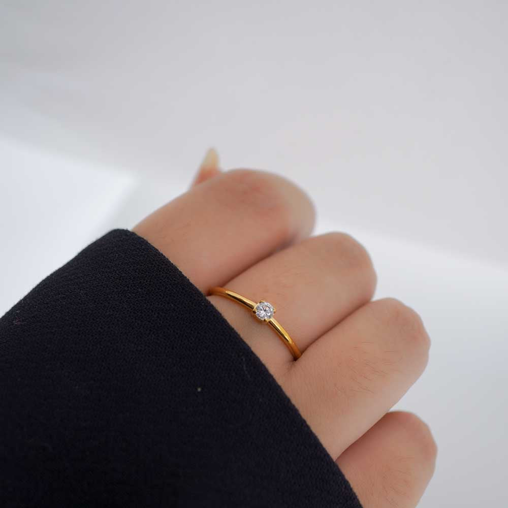 Operose white zircon Ring