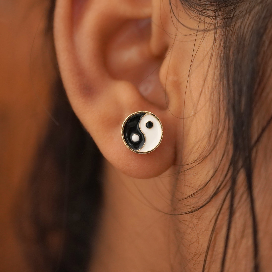 round black&white studs D759